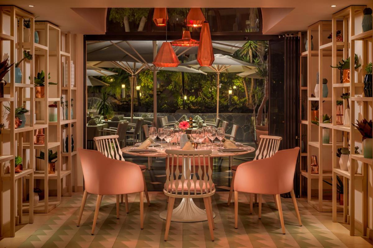 Un restaurante o sitio para comer en Seaside Sandy Beach