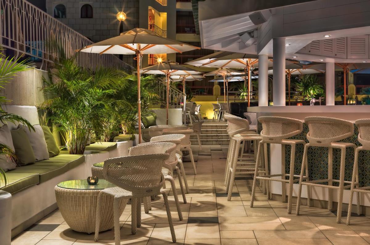 Un restaurante o sitio para comer en Seaside Sandy Beach