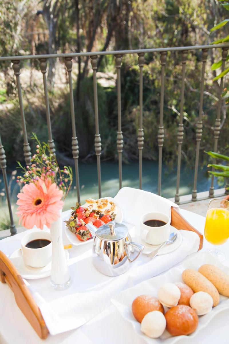 una mesa con dos platos de comida y tazas de café en Balneario de Archena - Hotel León, en Archena