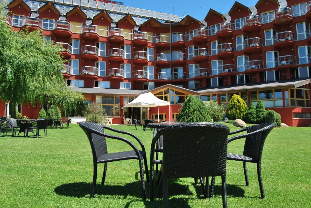 Jardín al aire libre en Puigcerda Park Hotel