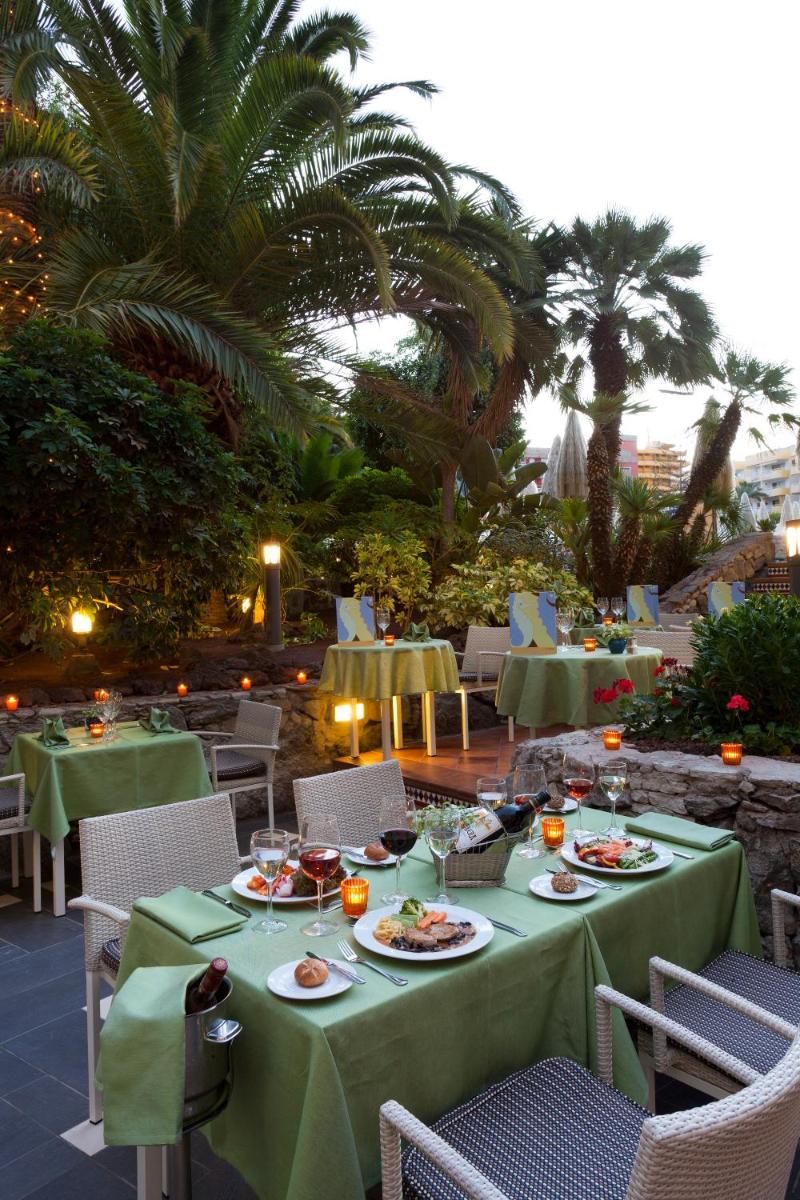 Una mesa con platos de comida en un patio. en Seaside Sandy Beach, en Playa del Inglés