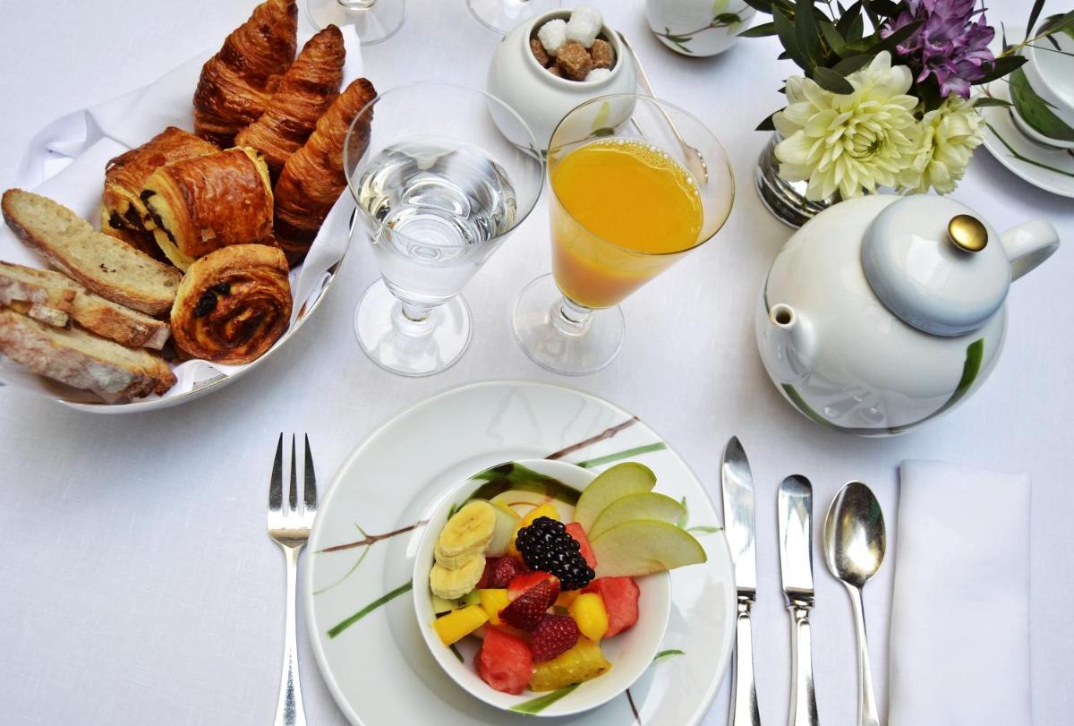 Comida en o cerca de este hotel