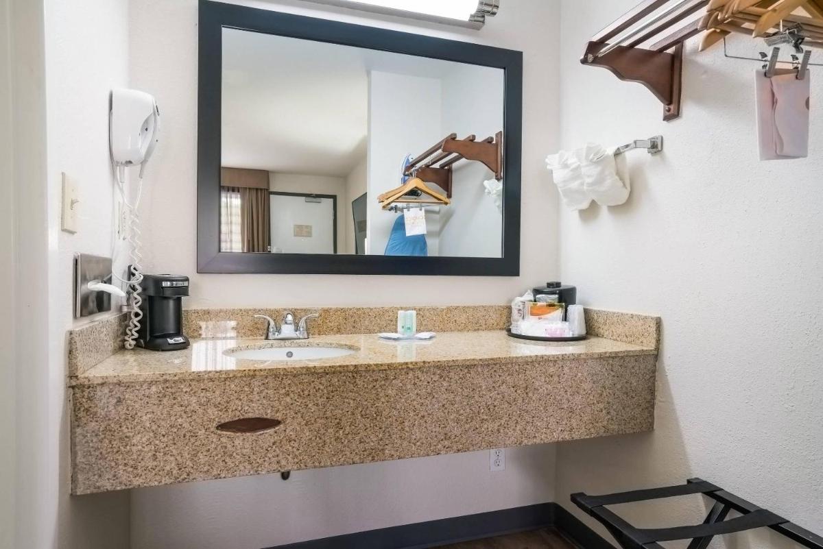 Quality Inn Greenville near University - Housity