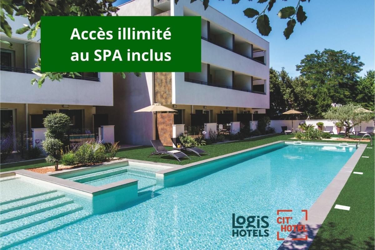 une image d'une piscine devant un bâtiment dans l'établissement Forme-hotel & Spa Montpellier Sud-Est - Parc Expositions - Arena, à Mauguio