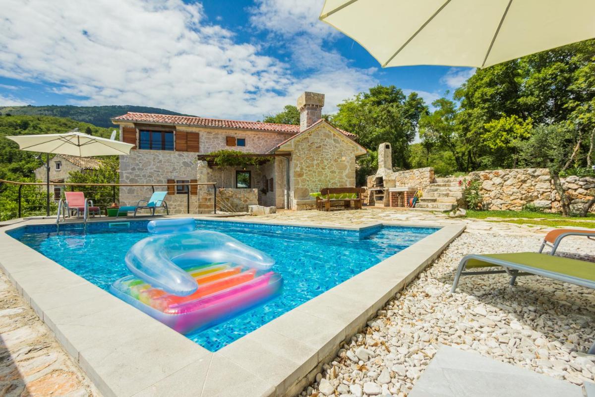 Ivanini secluded stone Villa with a stunning view - Housity