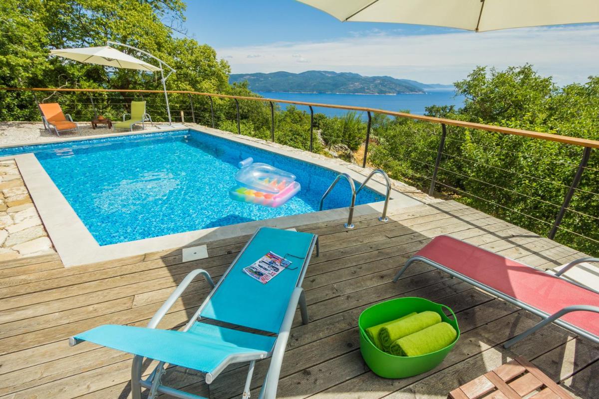 Ivanini secluded stone Villa with a stunning view - Housity