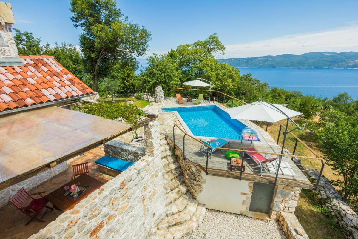 Ivanini secluded stone Villa with a stunning view - Housity