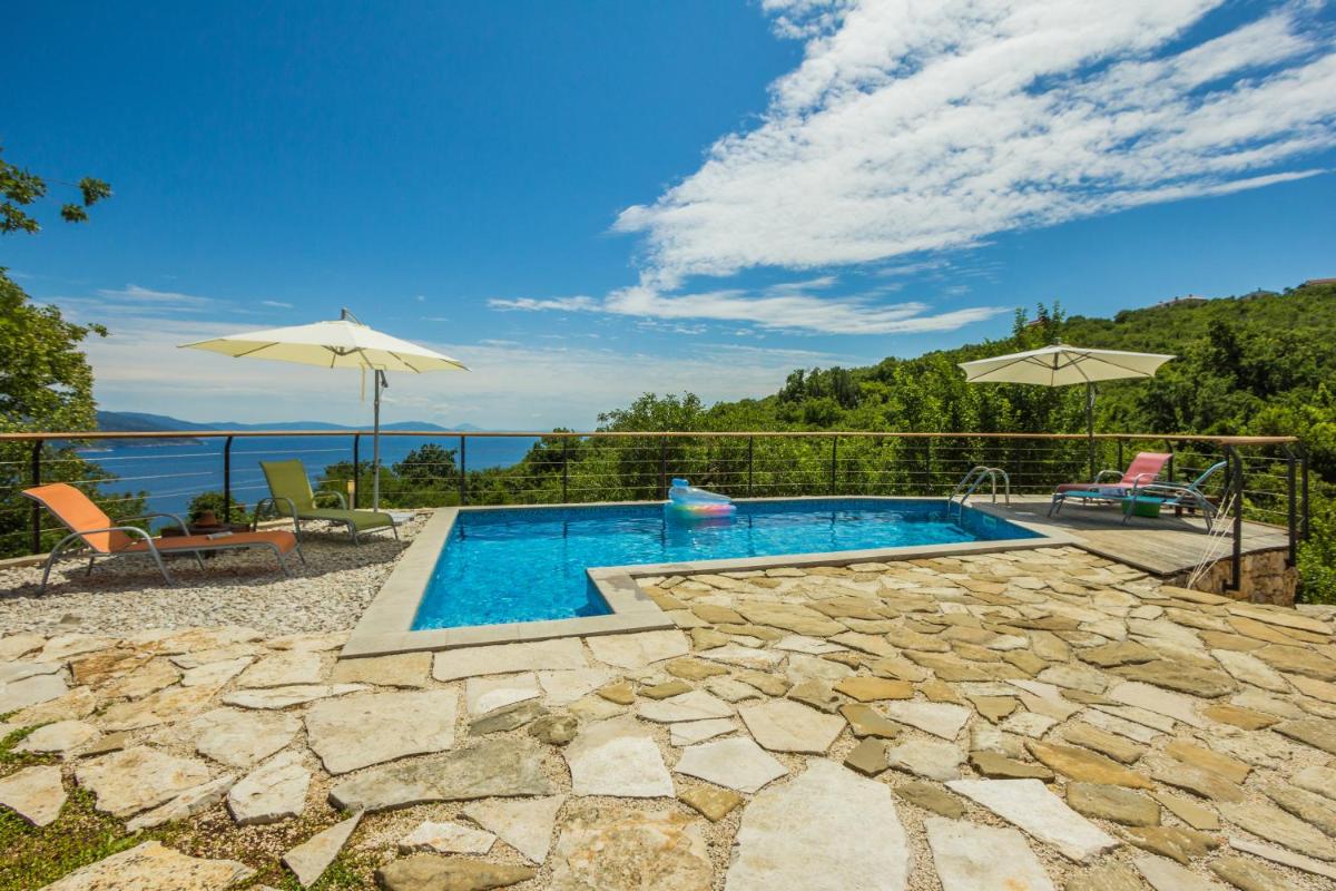 Ivanini secluded stone Villa with a stunning view - Housity