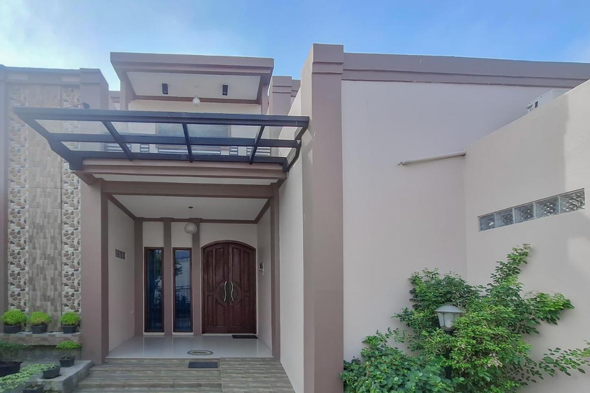RedDoorz Syariah at Hotel Adi Sederhana near Stasiun Jatibarang - Housity