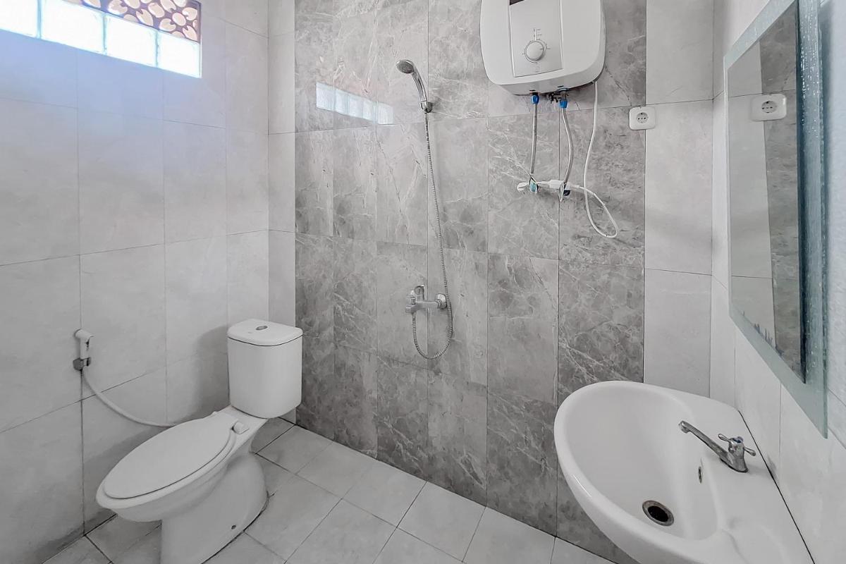 RedDoorz Syariah at Hotel Adi Sederhana near Stasiun Jatibarang - Housity