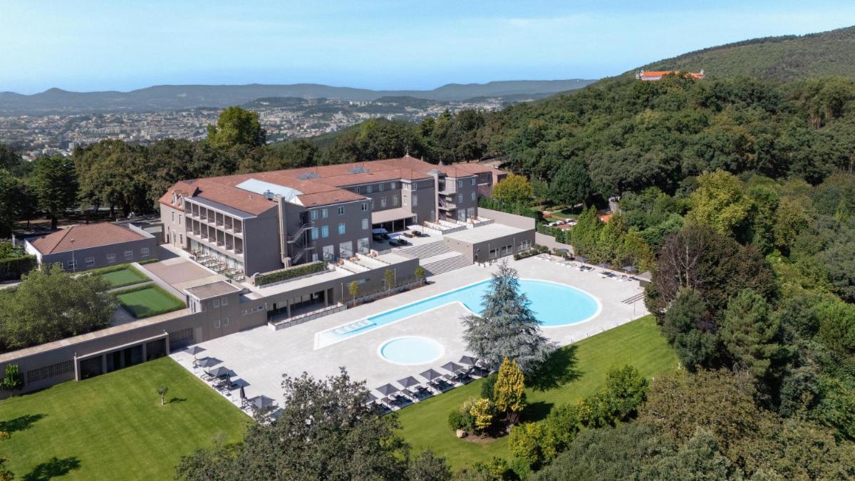 Vista aérea de um edifício com piscina em The Lince Braga em Braga