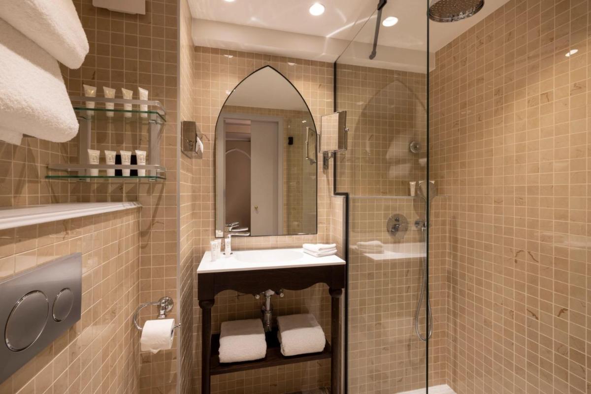 Salle de bains dans l'établissement Hôtel Da Vinci & Spa
