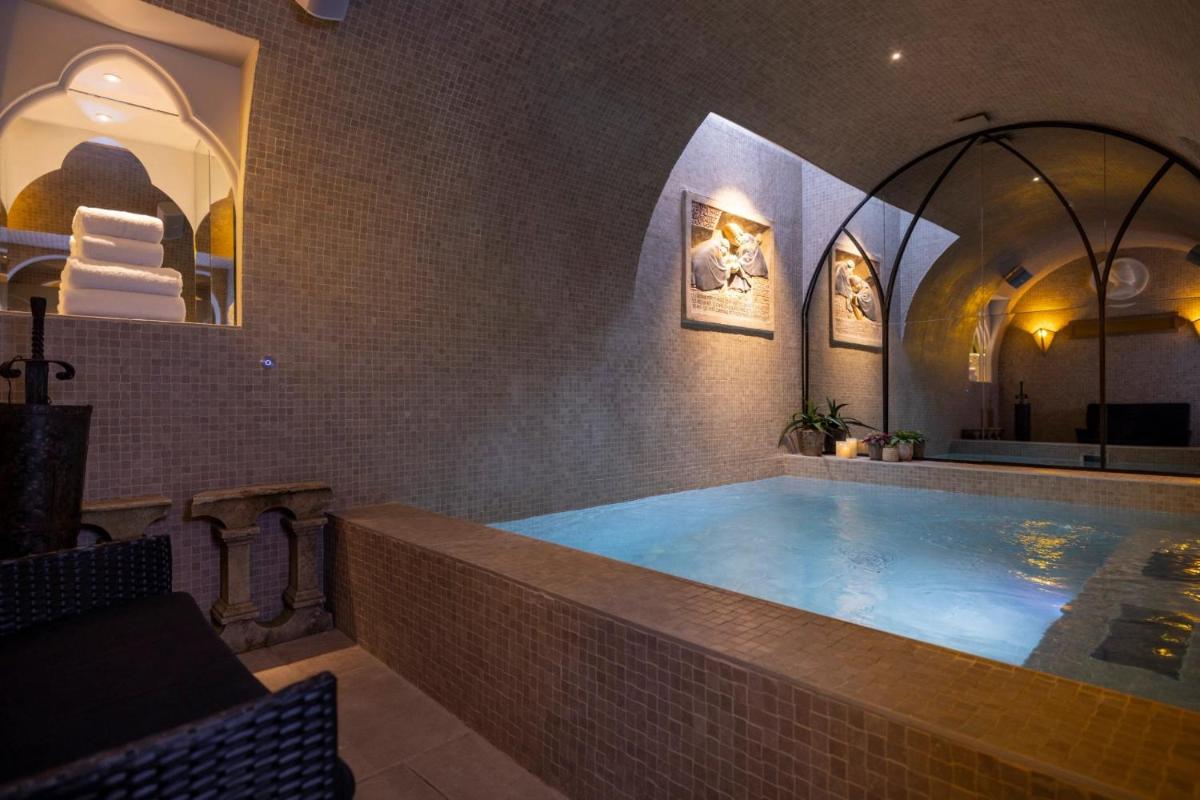 Piscine de l'établissement Hôtel Da Vinci & Spa ou située à proximité
