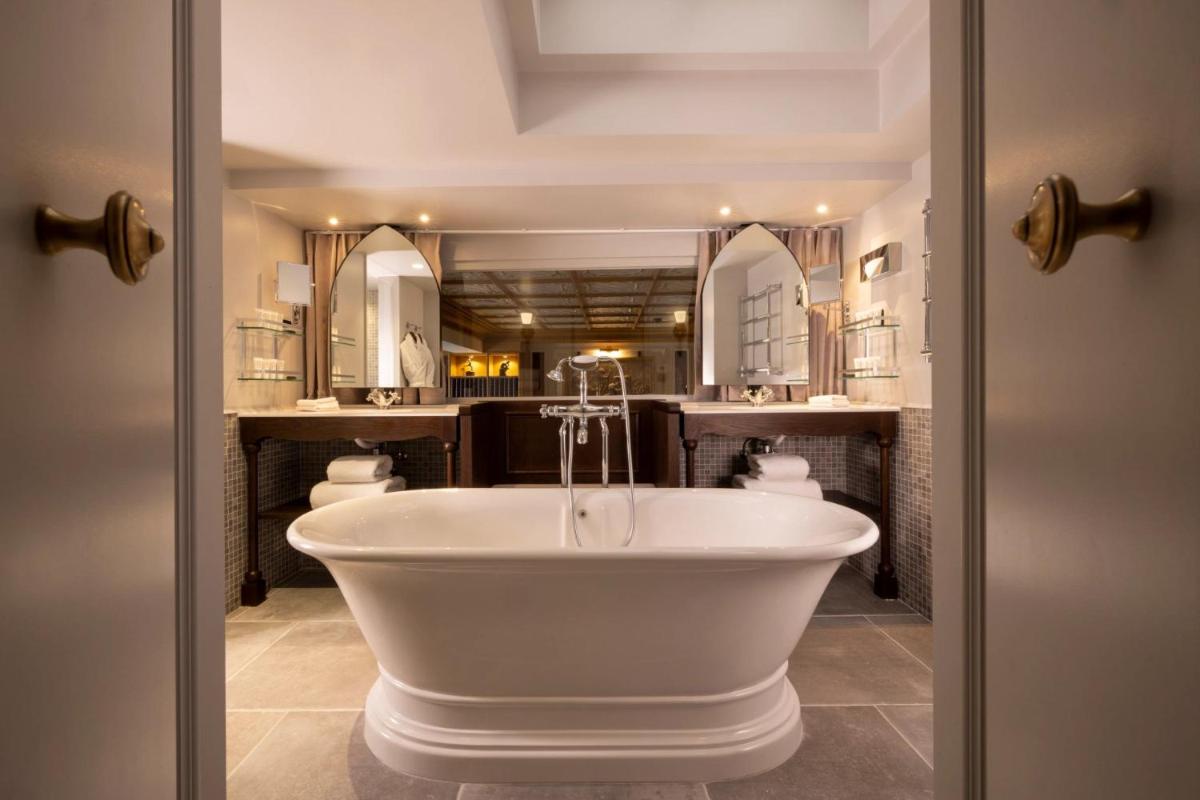 Salle de bains dans l'établissement Hôtel Da Vinci & Spa