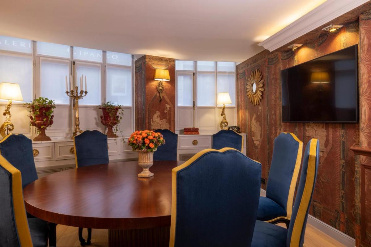 Télévision ou salle de divertissement dans l'établissement Hôtel Da Vinci & Spa