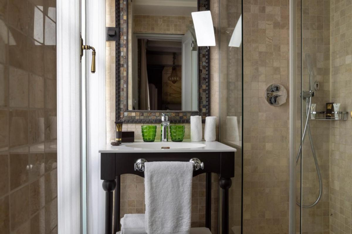 Salle de bains dans l'établissement Hôtel Da Vinci & Spa