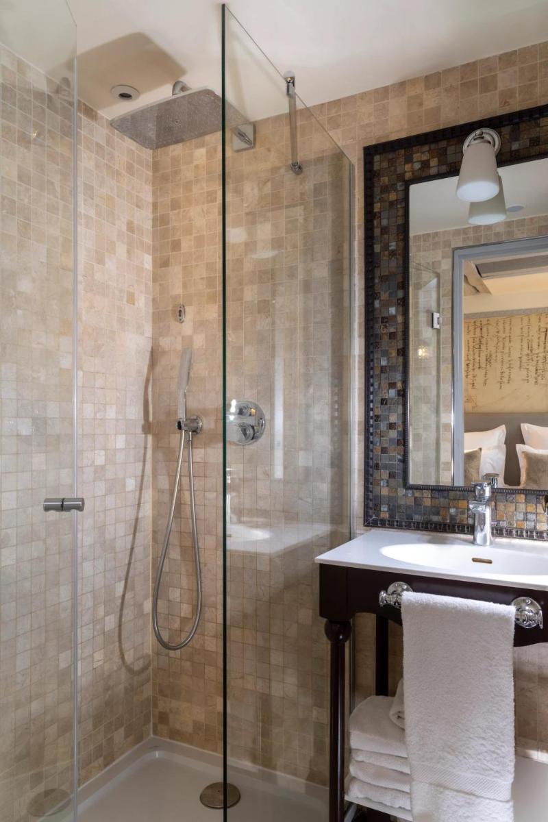 Salle de bains dans l'établissement Hôtel Da Vinci & Spa
