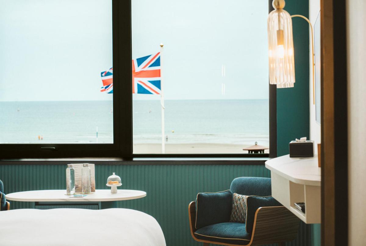 une chambre avec un lit et une vue sur l'océan dans l'établissement Hotel Atlantic, à Wimereux