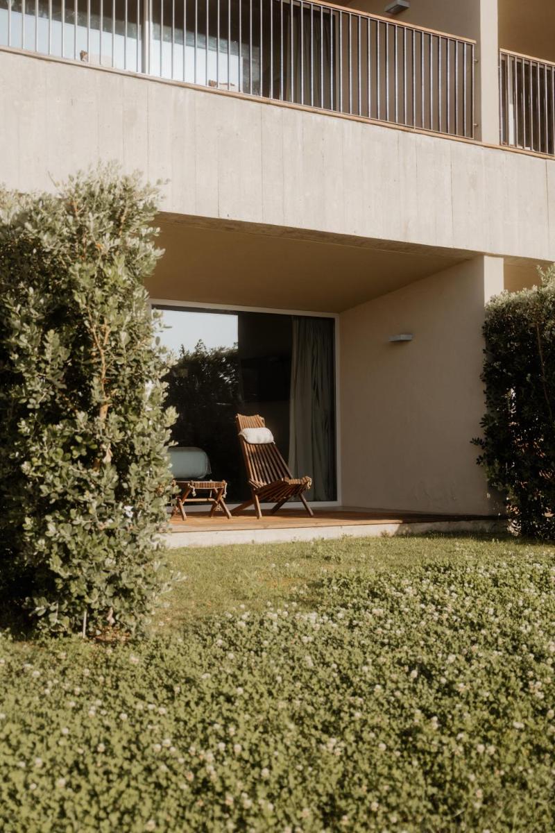 Um jardim no exterior de Immerso Hotel, a Member of Design Hotels