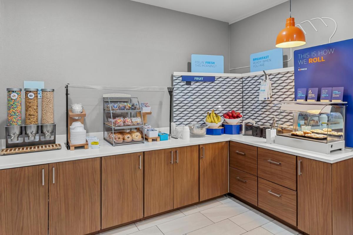 Holiday Inn Express & Suites Cross Lanes by IHG - Housity