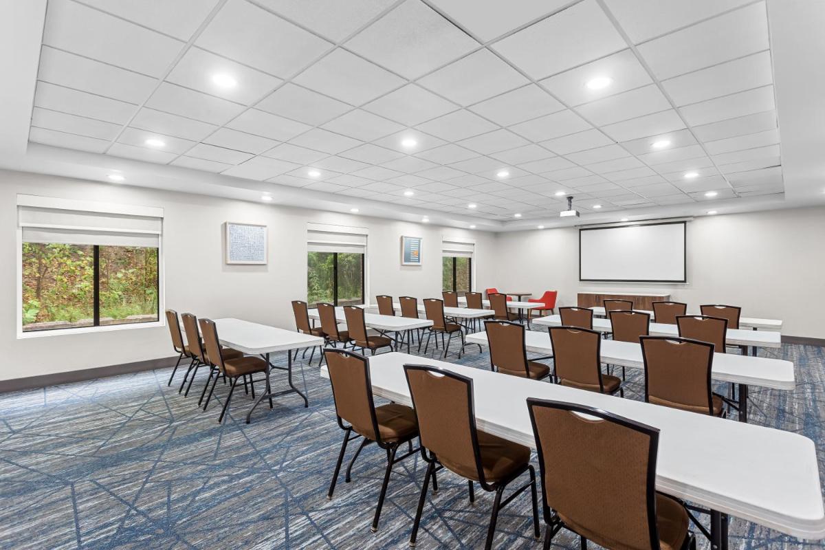 Holiday Inn Express & Suites Cross Lanes by IHG - Housity