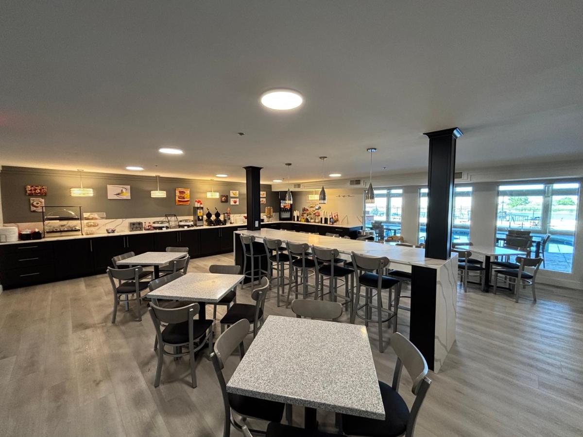Ramada by Wyndham Springfield North - Housity