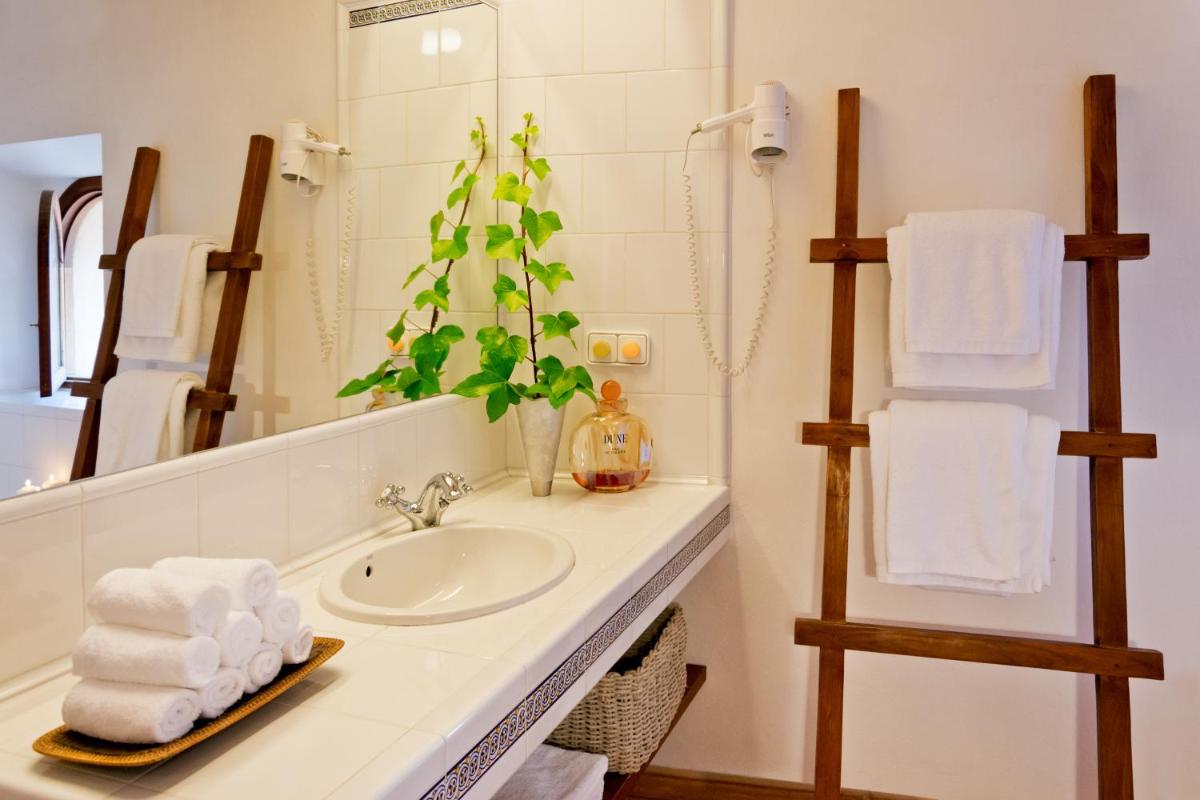Un baño de Hotel Can Roses