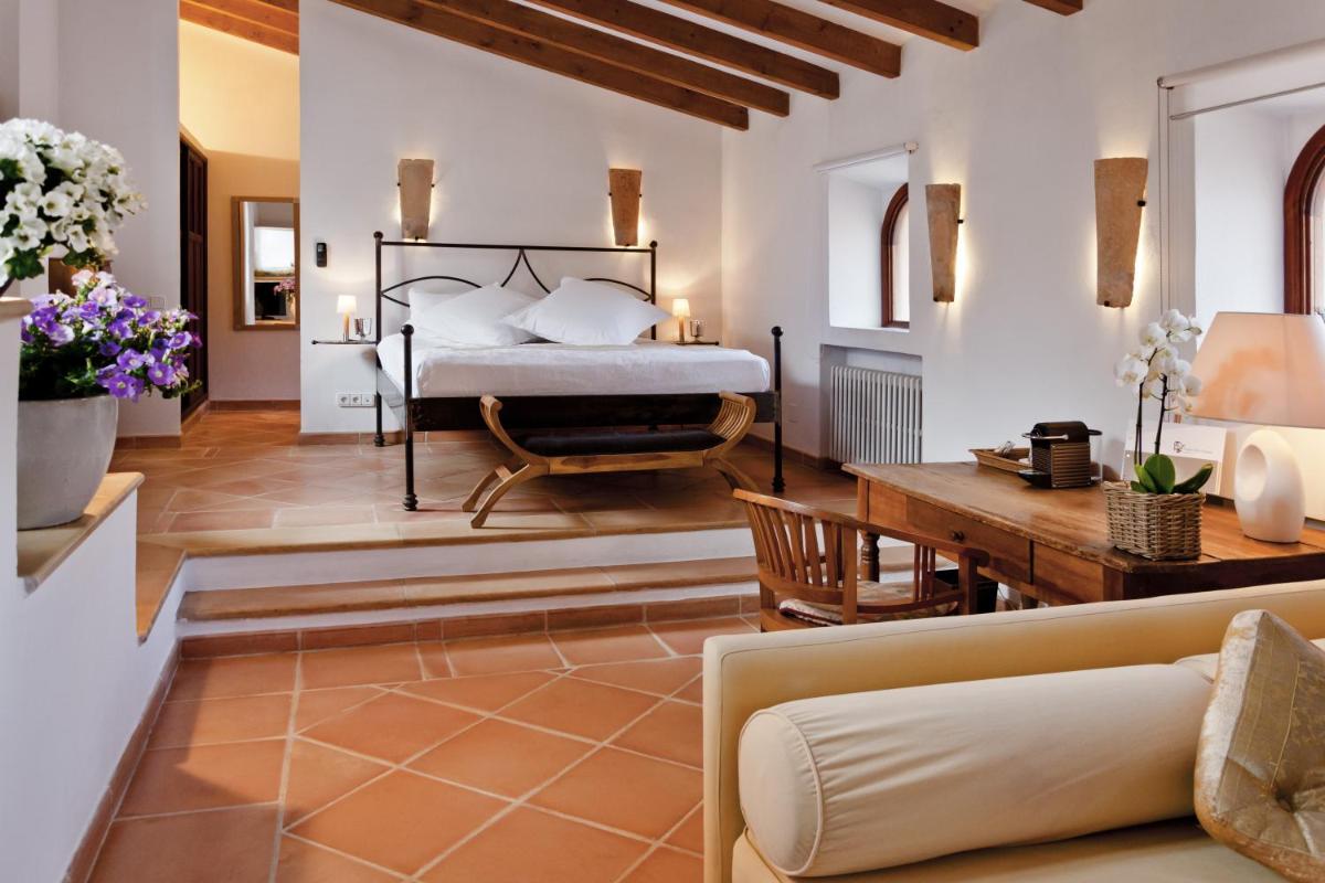 Un dormitorio con una cama y una sala de estar. en Hotel Can Roses, en Sóller 74 fotos más