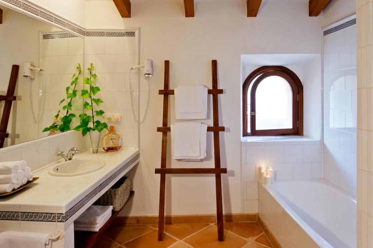 Un baño de Hotel Can Roses