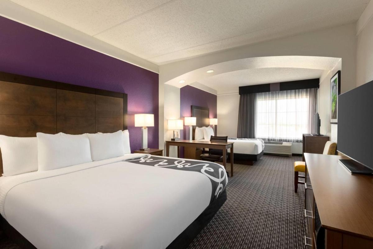 La Quinta by Wyndham Arlington North 6 Flags Dr - Housity
