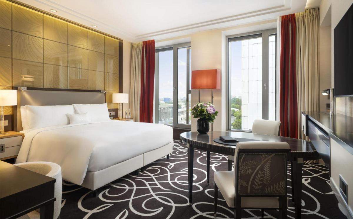 Ein Bett oder Betten in einem Zimmer der Unterkunft Waldorf Astoria Berlin