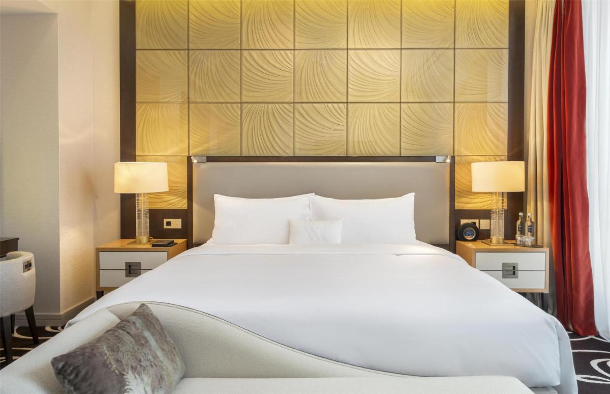 Ein Bett oder Betten in einem Zimmer der Unterkunft Waldorf Astoria Berlin