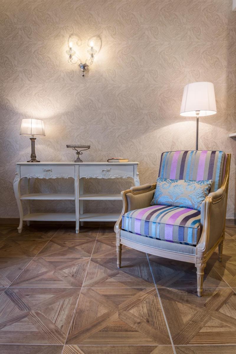 Coin salon dans l'établissement Hôtel Le Rive Droite & SPA