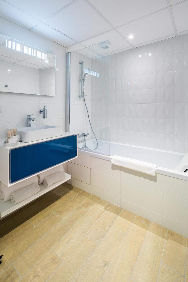 Salle de bains dans l'établissement Hôtel Le Rive Droite & SPA