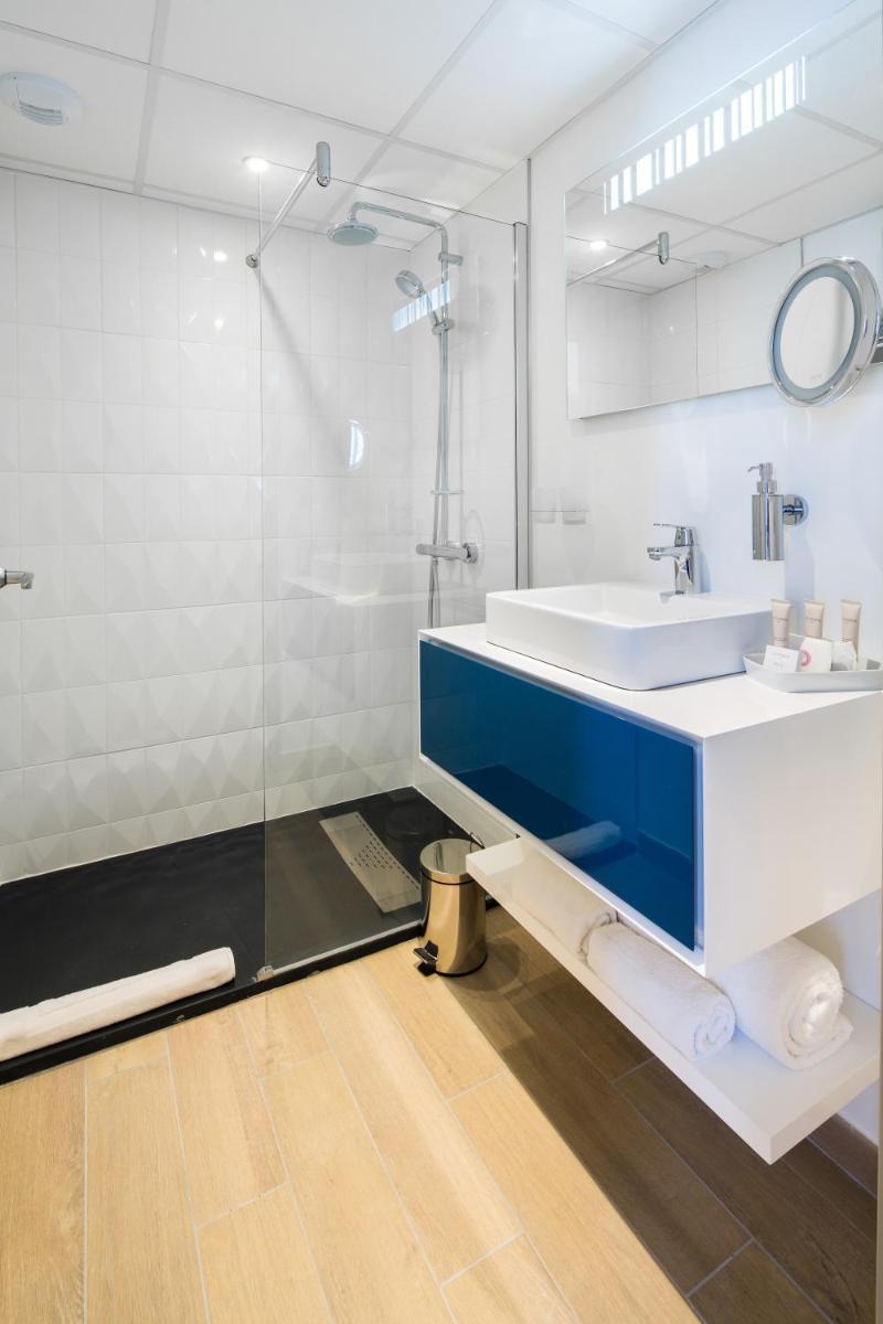 Salle de bains dans l'établissement Hôtel Le Rive Droite & SPA