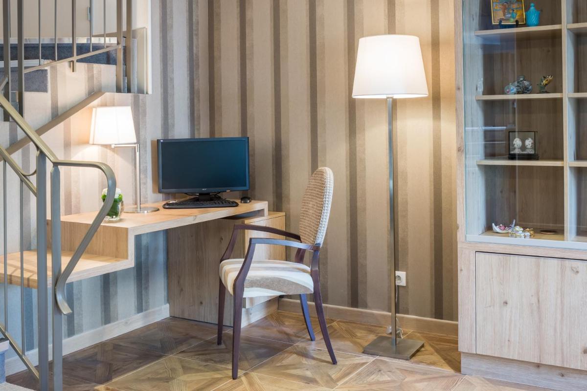 Télévision ou salle de divertissement dans l'établissement Hôtel Le Rive Droite & SPA