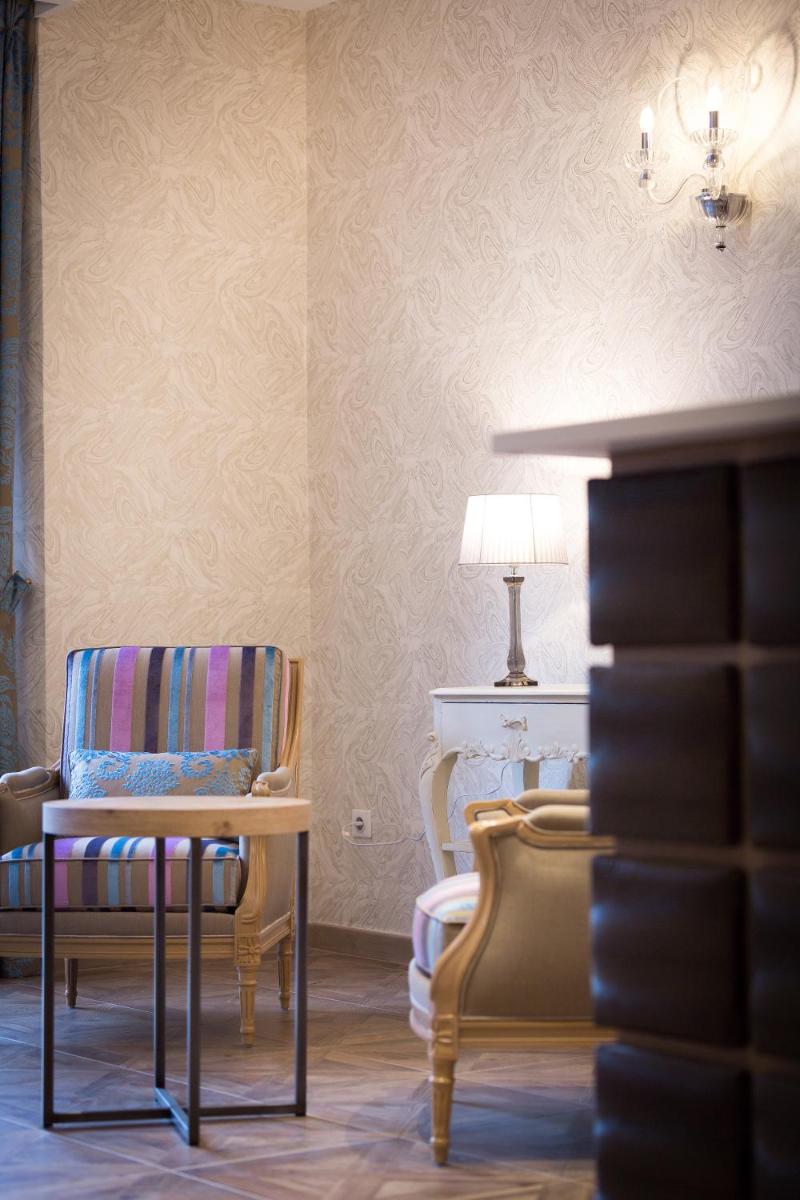 Coin salon dans l'établissement Hôtel Le Rive Droite & SPA