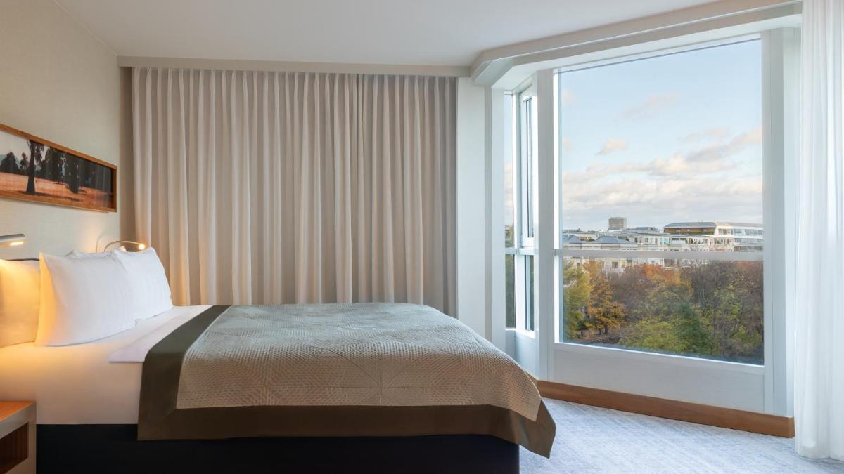 Ein Bett oder Betten in einem Zimmer der Unterkunft InterContinental Berlin by IHG