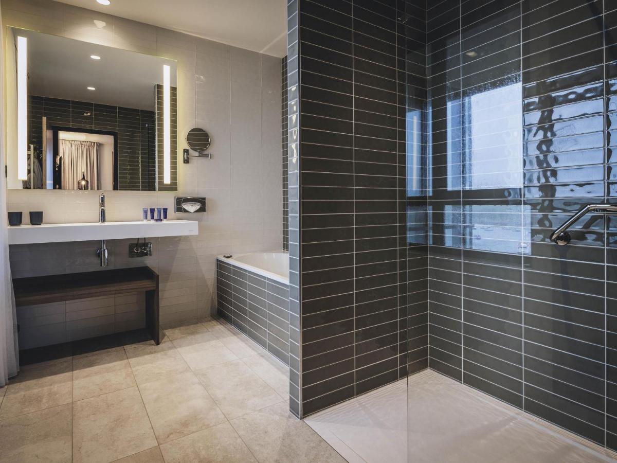 Salle de bains dans l'établissement Sainte-Barbe Hotel & Spa Le Conquet - MGallery Collection