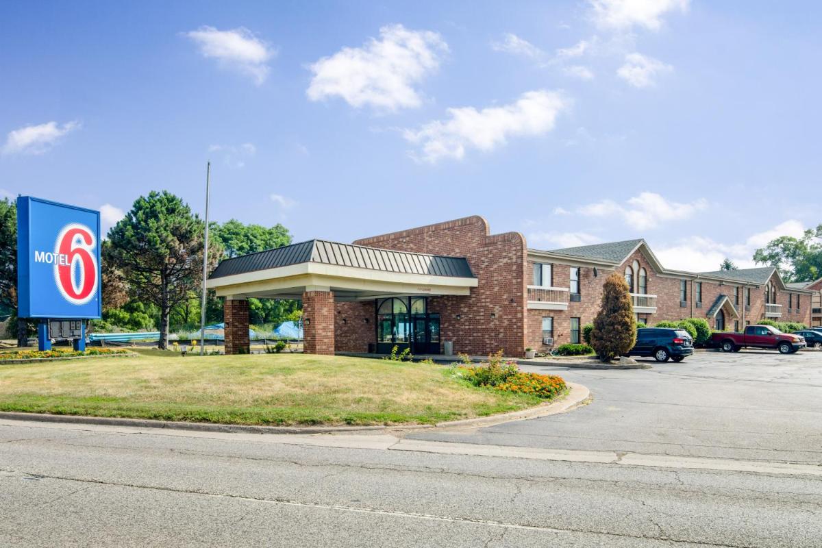 Motel 6-Waukegan, IL - Housity