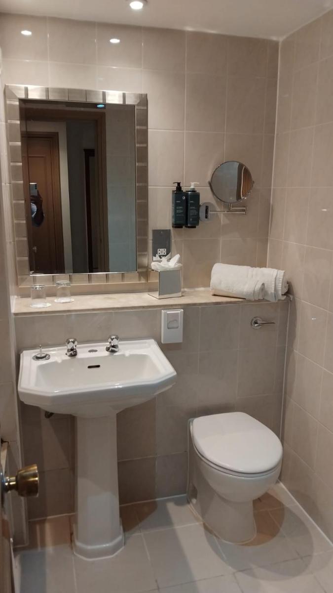 London Thames Lodge by Dancenter near Thorpe Park - Housity