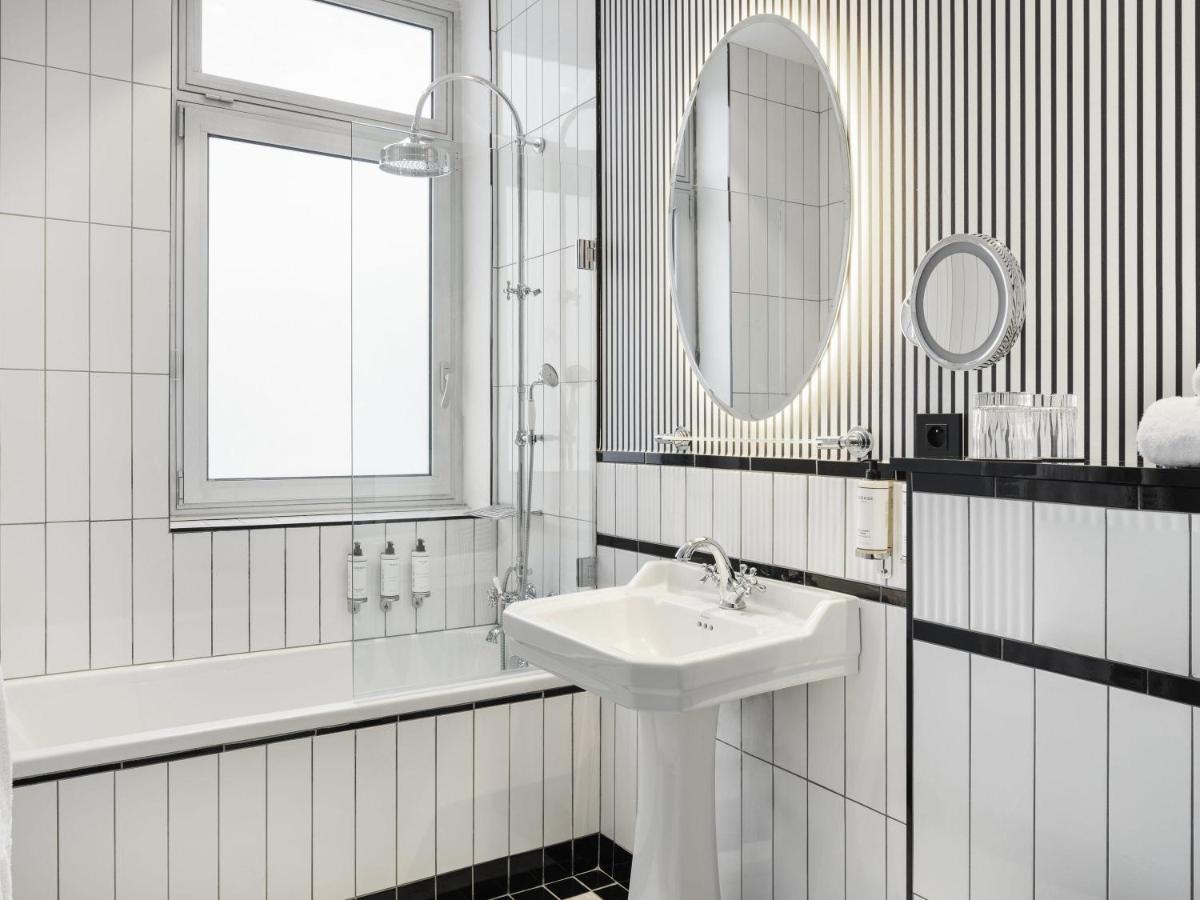 Salle de bains dans l'établissement The 1932 Hotel & Spa Cap d'Antibes - MGallery Collection