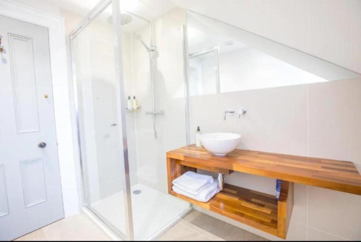 Bishop's Gate Hotel - Housity