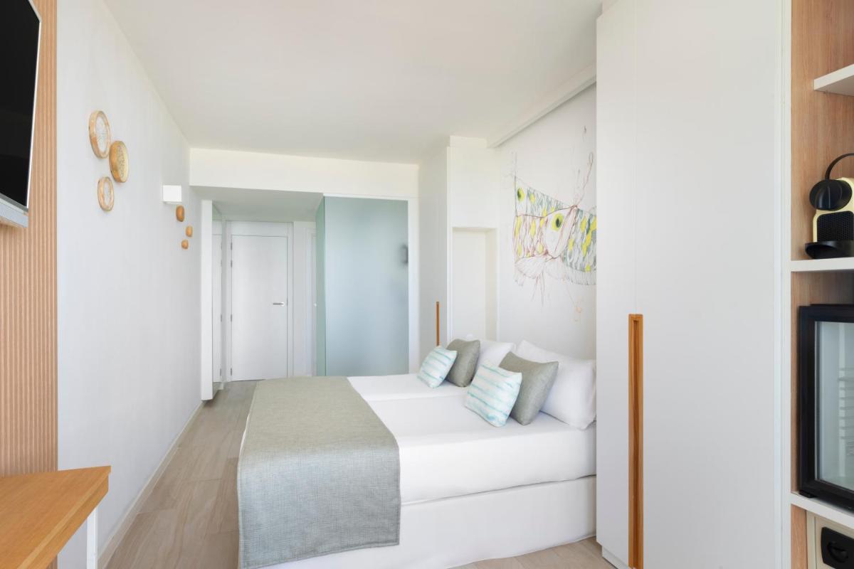 Cama o camas de una habitación en Iberostar Waves Bahía de Palma - Adults Only