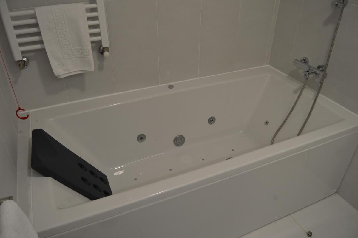 Uma casa de banho em Hotel São Bento da Porta Aberta & Spa