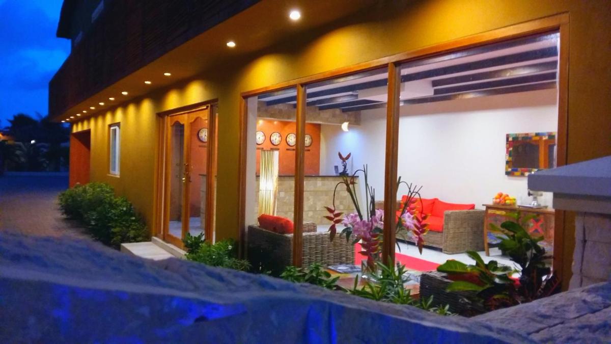 Dorado Eagle Beach Hotel - Housity