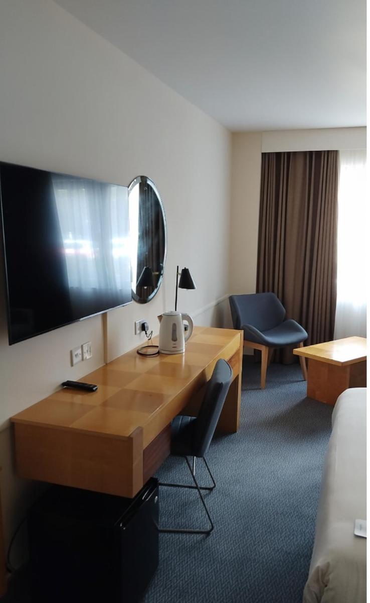 London Thames Lodge by Dancenter near Thorpe Park - Housity