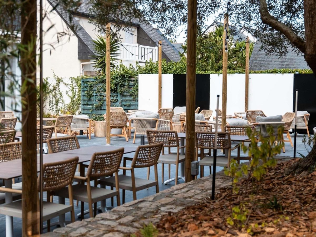 un patio extérieur avec des tables et des chaises dans l'établissement Mercure Quiberon Hotel, à Quiberon