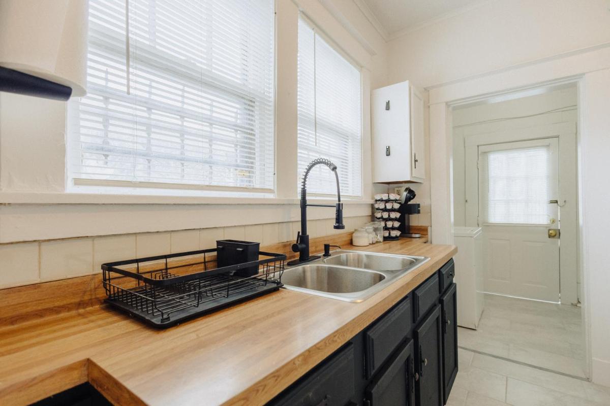 Historic Revival 2BR Midtown Memphis Fast Wifi Free Parking Yes Pets - Housity