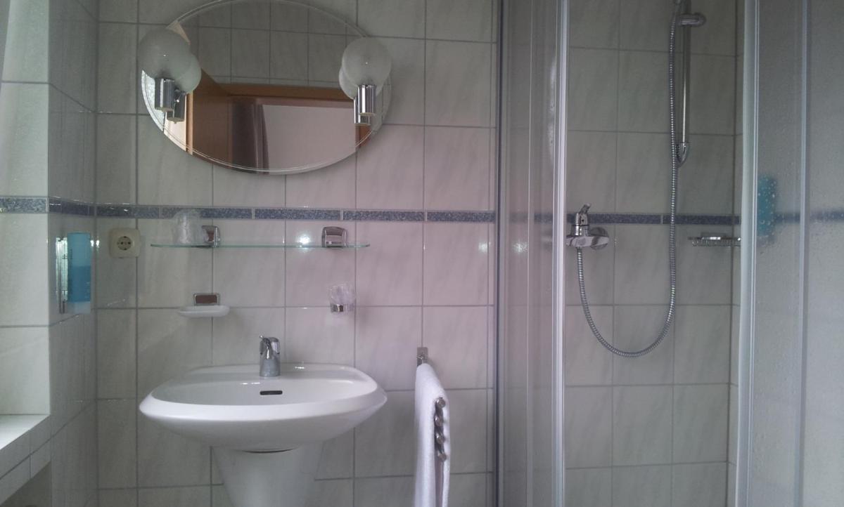 Hotel Schwarzer Adler - Housity